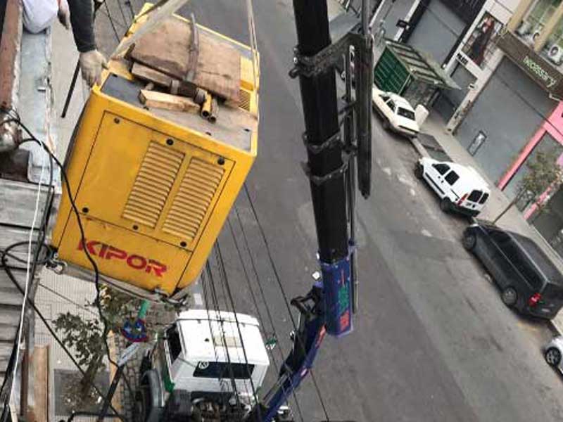 Hidrogrúa cargando y descargando un recipiente de gran tamaño en un lugar dificil de acceder 